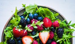 Green,Salad,With,Arugula,And,Berries
